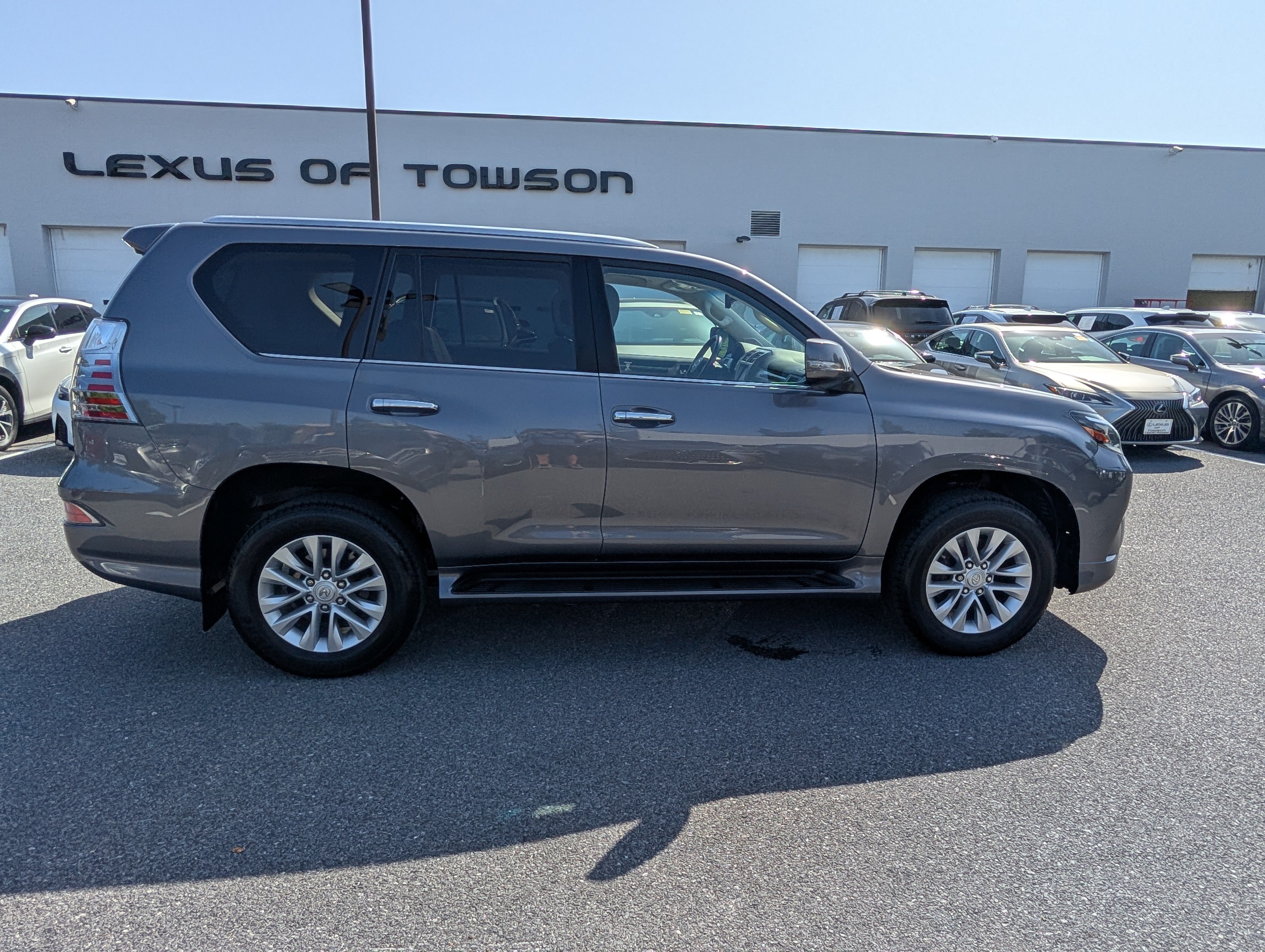 Used 2021 Lexus GX 460 w/ Accessory Package AWD/4WD image 2
