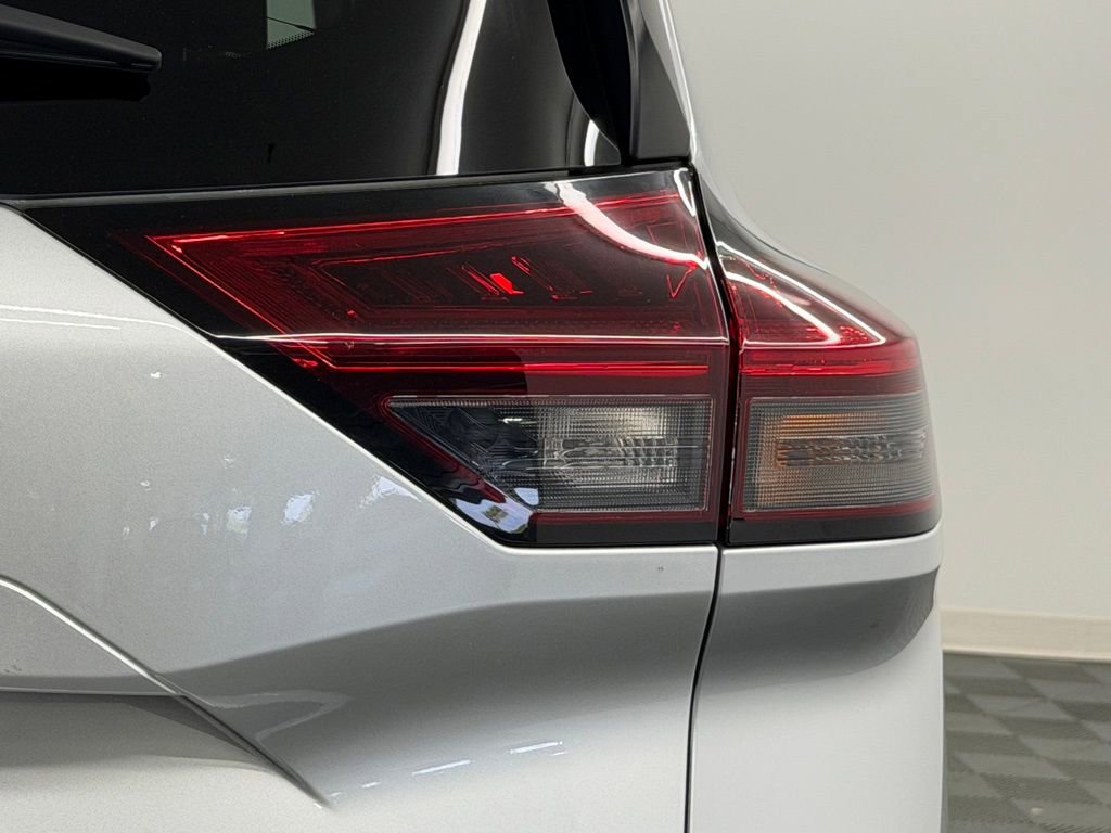 Used 2024 Nissan Rogue S FWD image 14
