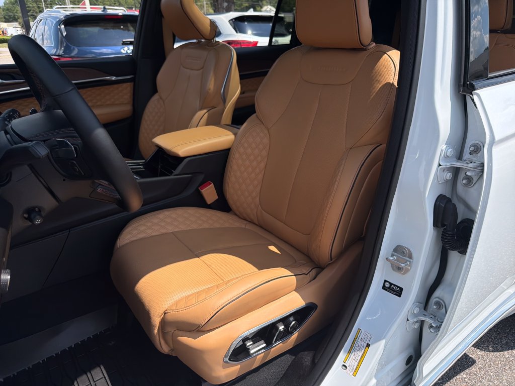 Used 2024 Jeep Grand Cherokee L Summit AWD/4WD image 27