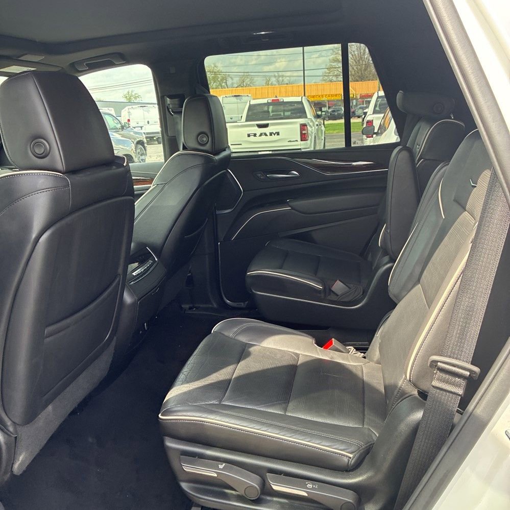 Used 2023 Cadillac Escalade Premium Luxury AWD/4WD image 18