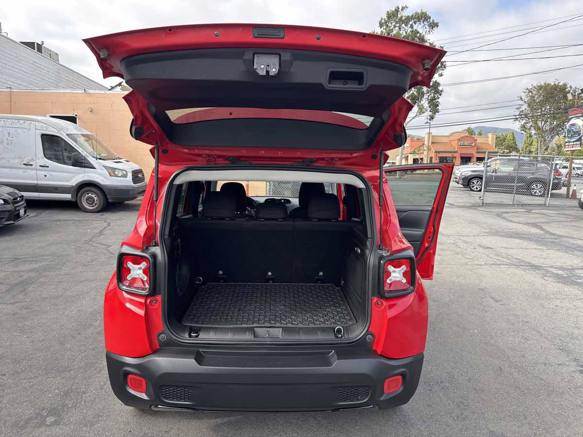 Used 2017 Jeep Renegade Altitude FWD image 13