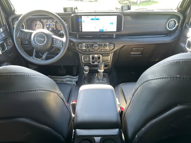 Used 2025 Jeep Gladiator Sport image 12