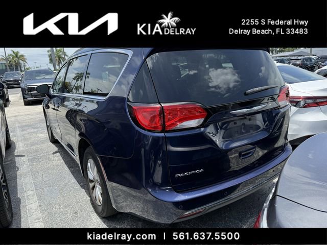 Used 2017 Chrysler Pacifica Touring-L FWD image 8