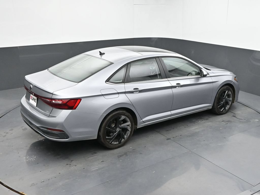 Used 2025 Volkswagen Jetta SE FWD image 13