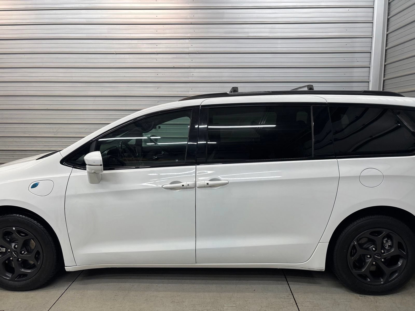 Used 2021 Chrysler Pacifica Touring-L w/ S Appearance Package FWD image 9