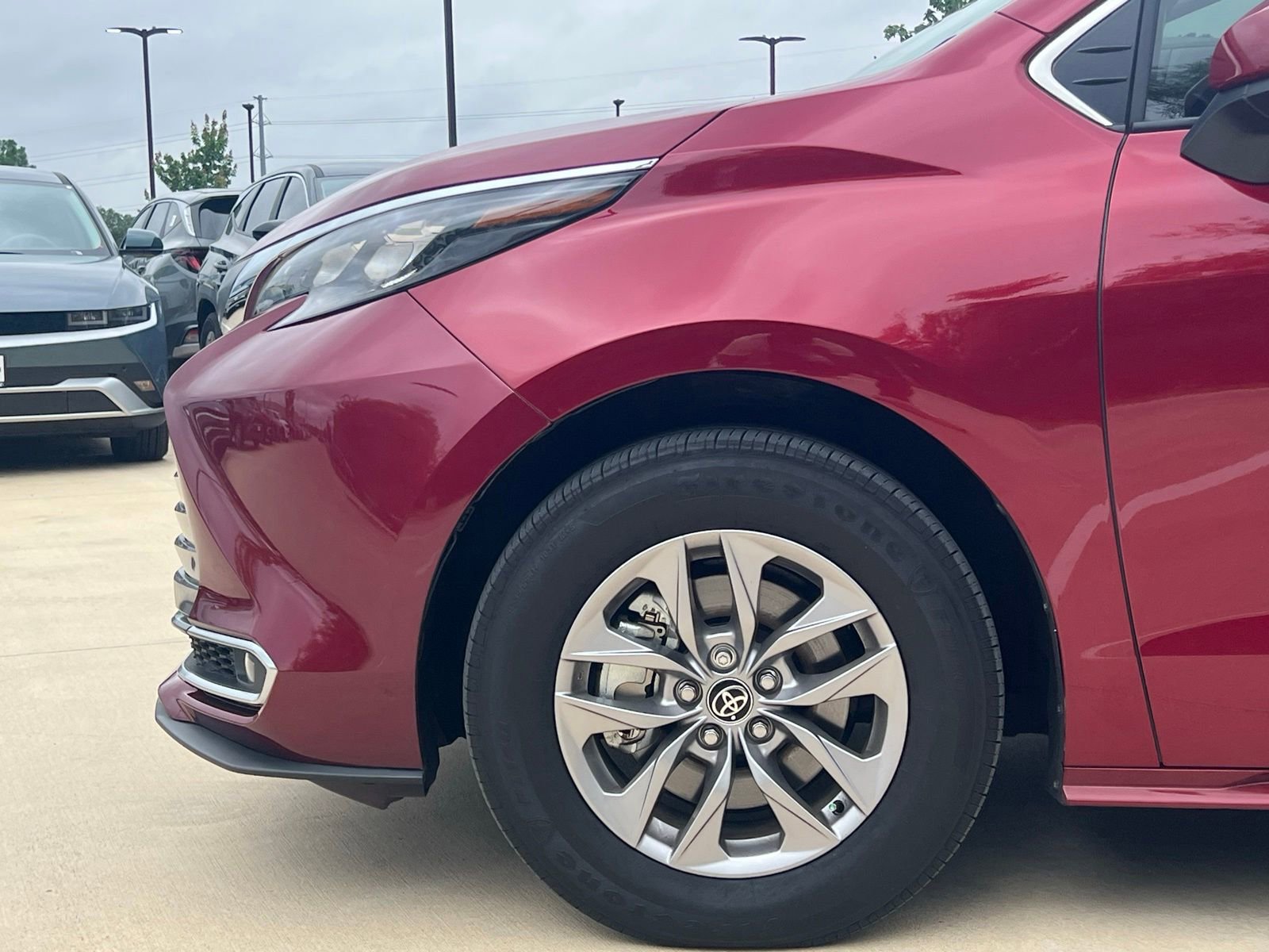 Used 2025 Toyota Sienna XLE FWD image 8