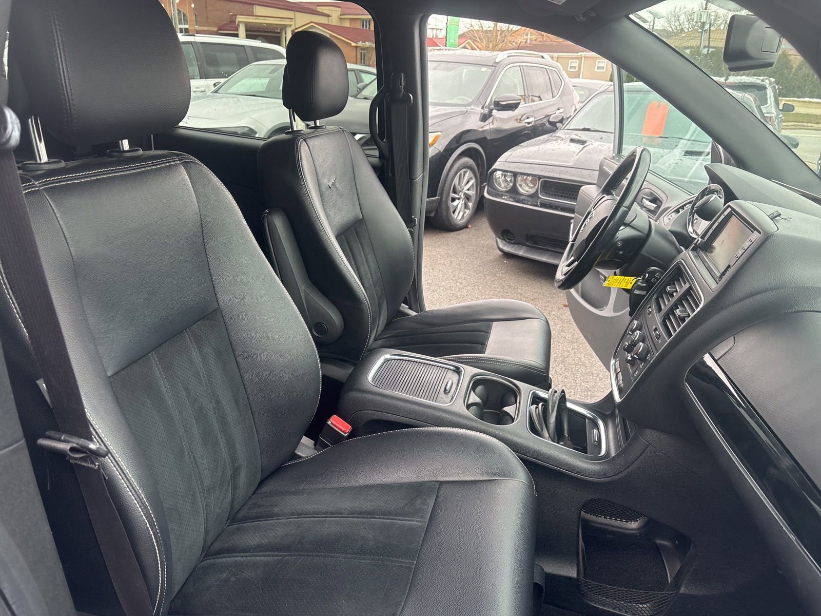 Used 2016 Dodge Grand Caravan SXT image 17