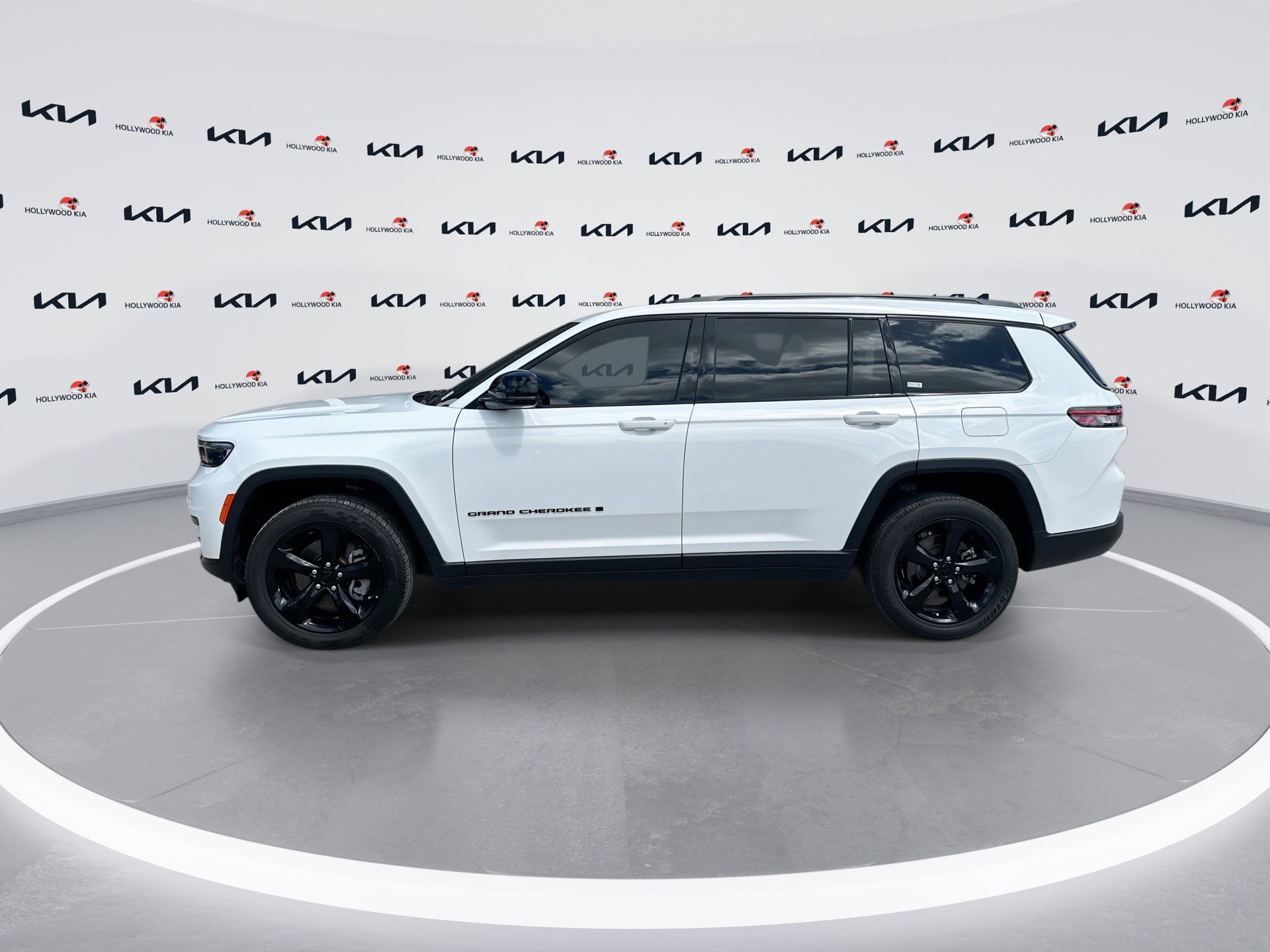 Used 2023 Jeep Grand Cherokee L Laredo RWD image 5