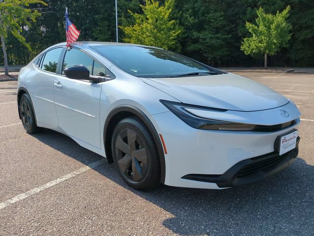 Used 2025 Toyota Prius LE FWD image 2