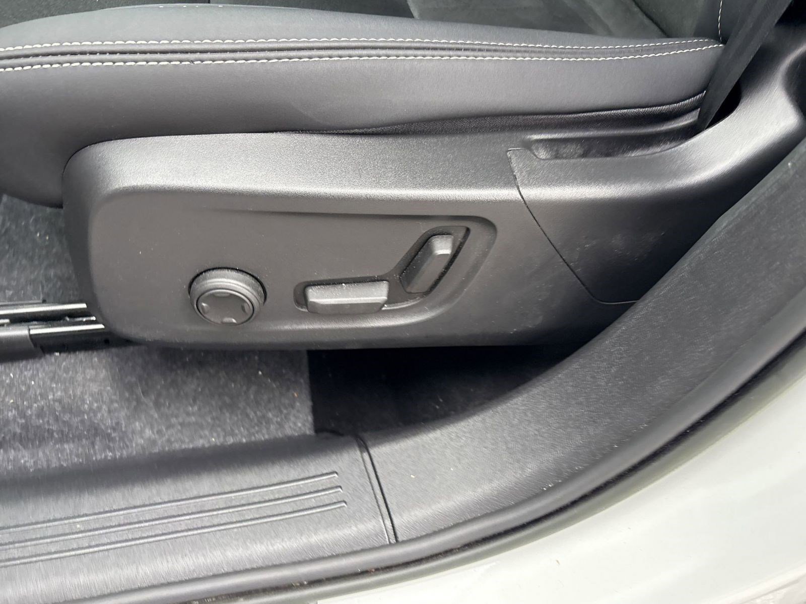 Certified 2023 Volvo XC40 B5 Plus w/ Climate Package image 13