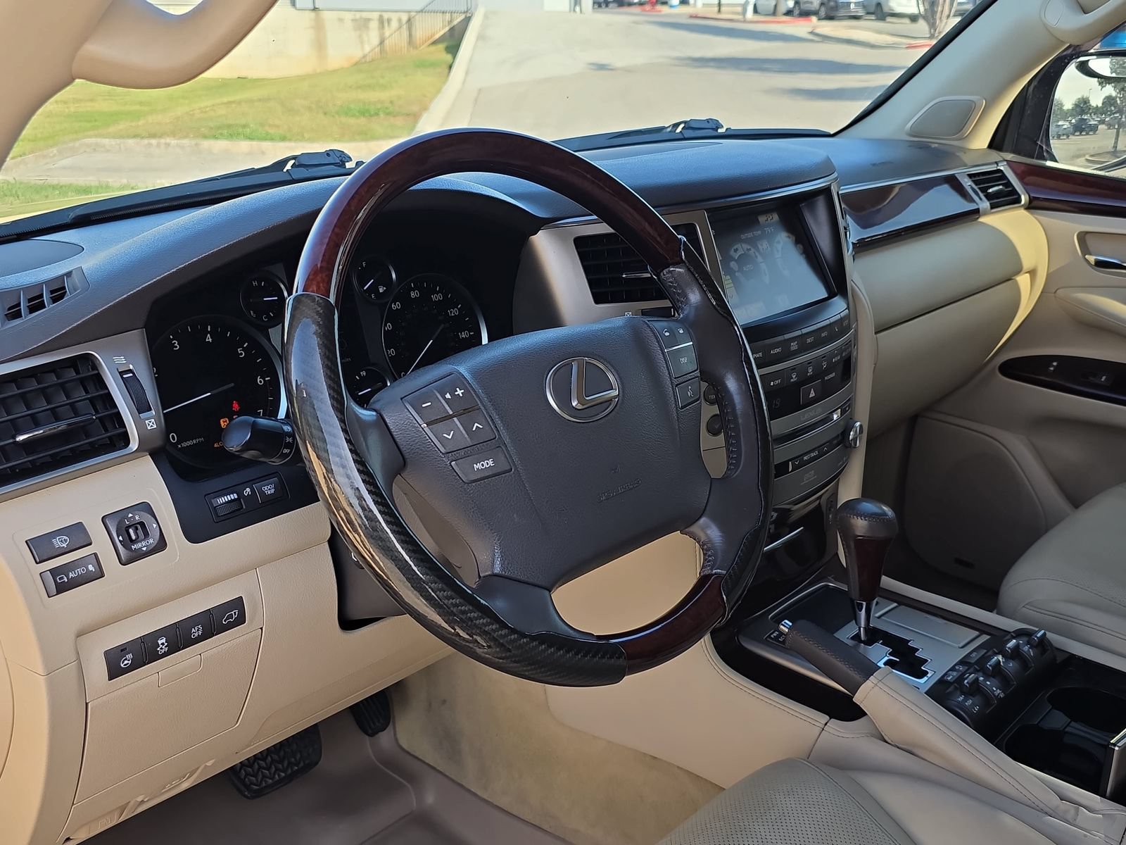 Used 2015 Lexus LX 570 4WD w/ Luxury Package image 13