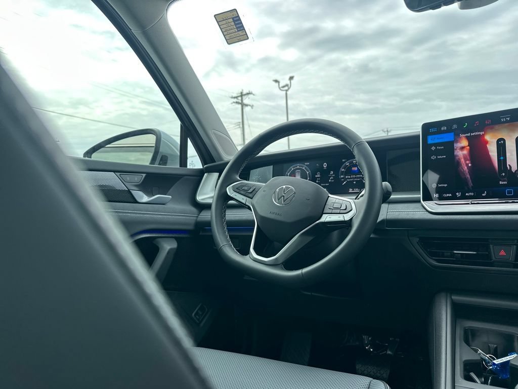 Used 2026 Volkswagen Tiguan SE AWD/4WD image 16