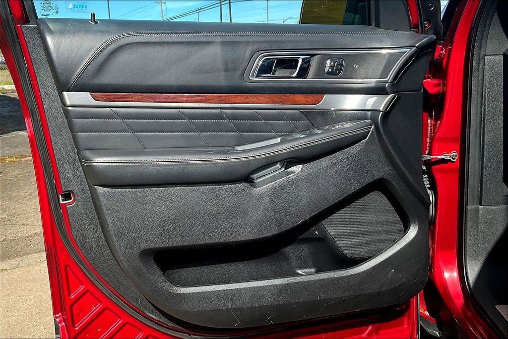 Used 2017 Ford Explorer Platinum image 22