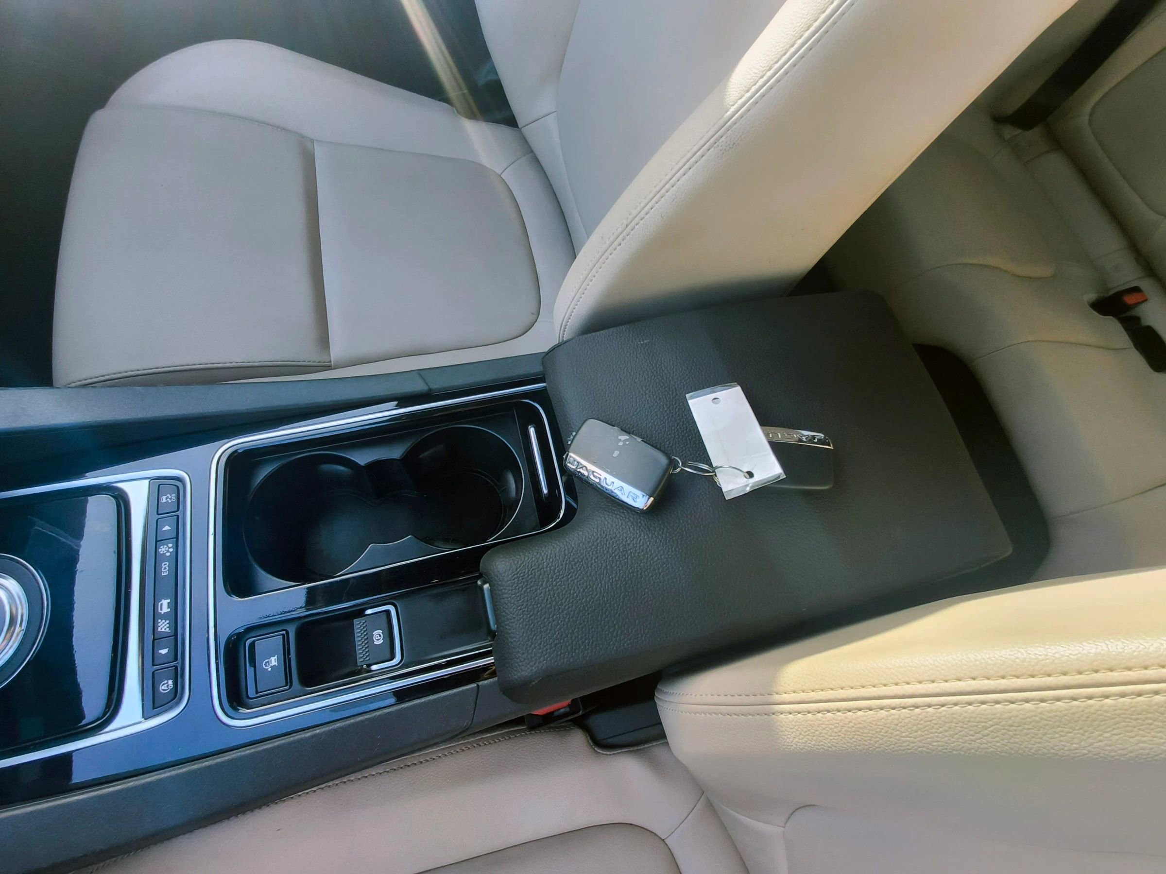 Used 2019 Jaguar F-PACE Premium image 22