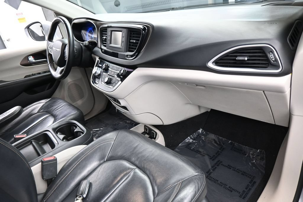 Used 2017 Chrysler Pacifica Touring-L FWD image 44