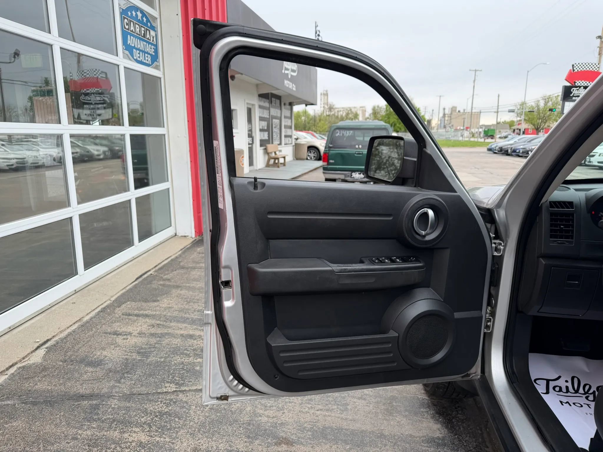 Used 2011 Dodge Nitro Heat w/ Popular Equipment Group AWD/4WD image 9