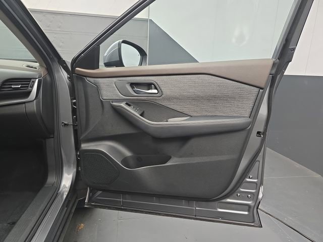 Used 2023 Nissan Rogue SV image 46