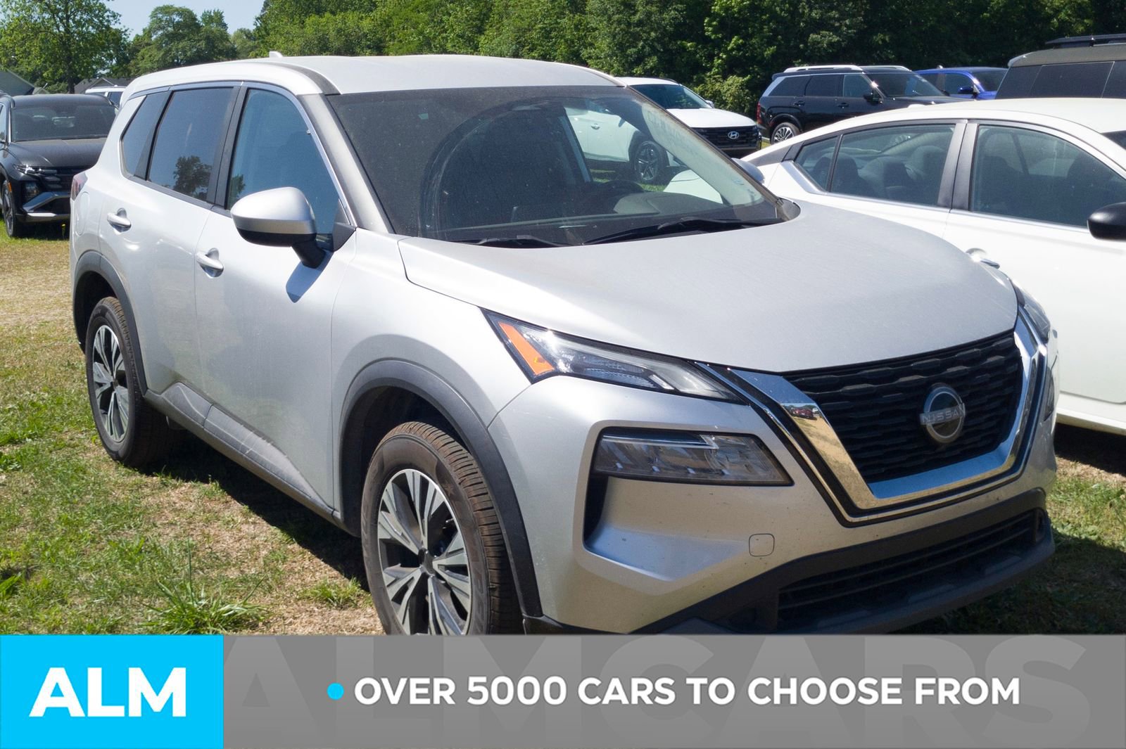 Used 2023 Nissan Rogue SV image 3