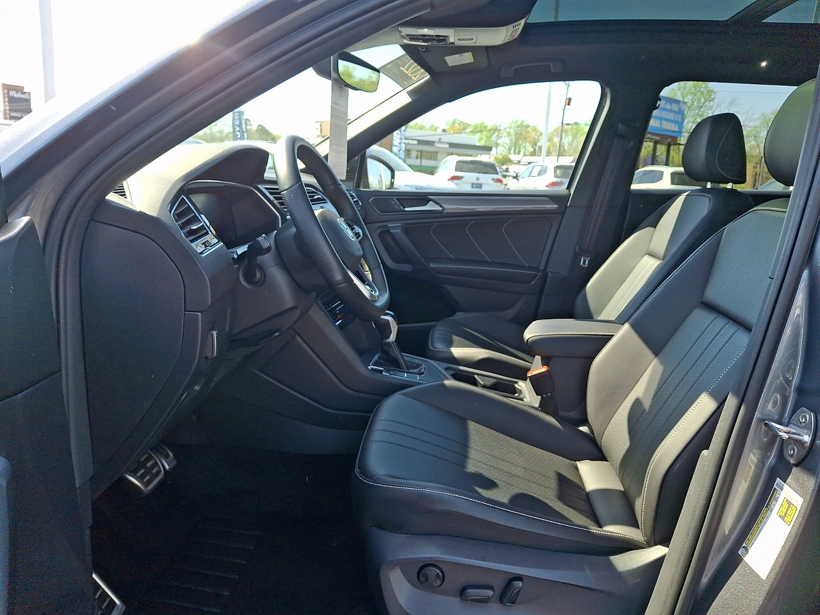 Certified 2022 Volkswagen Tiguan SE R-Line image 13