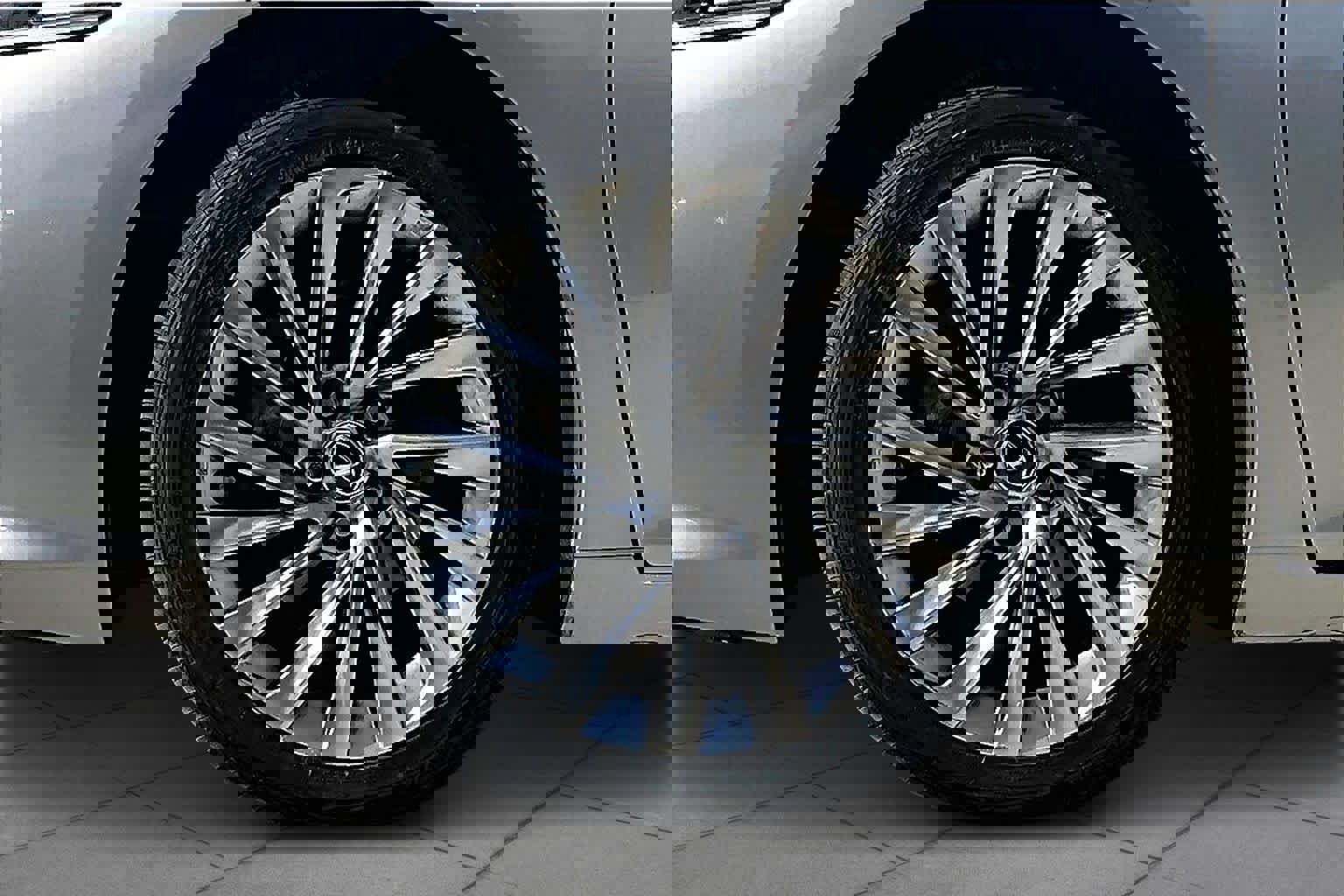 Used 2019 Lexus ES 350 Ultra Luxury w/ Accessory Package image 10