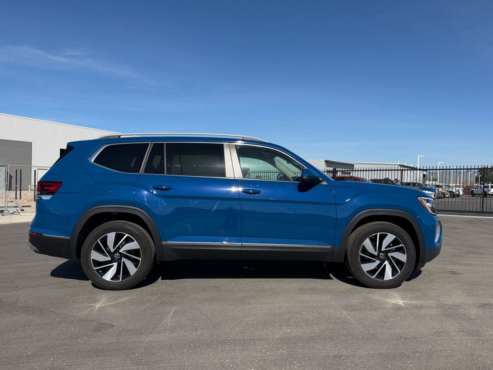 Used 2025 Volkswagen Atlas SEL AWD/4WD image 22