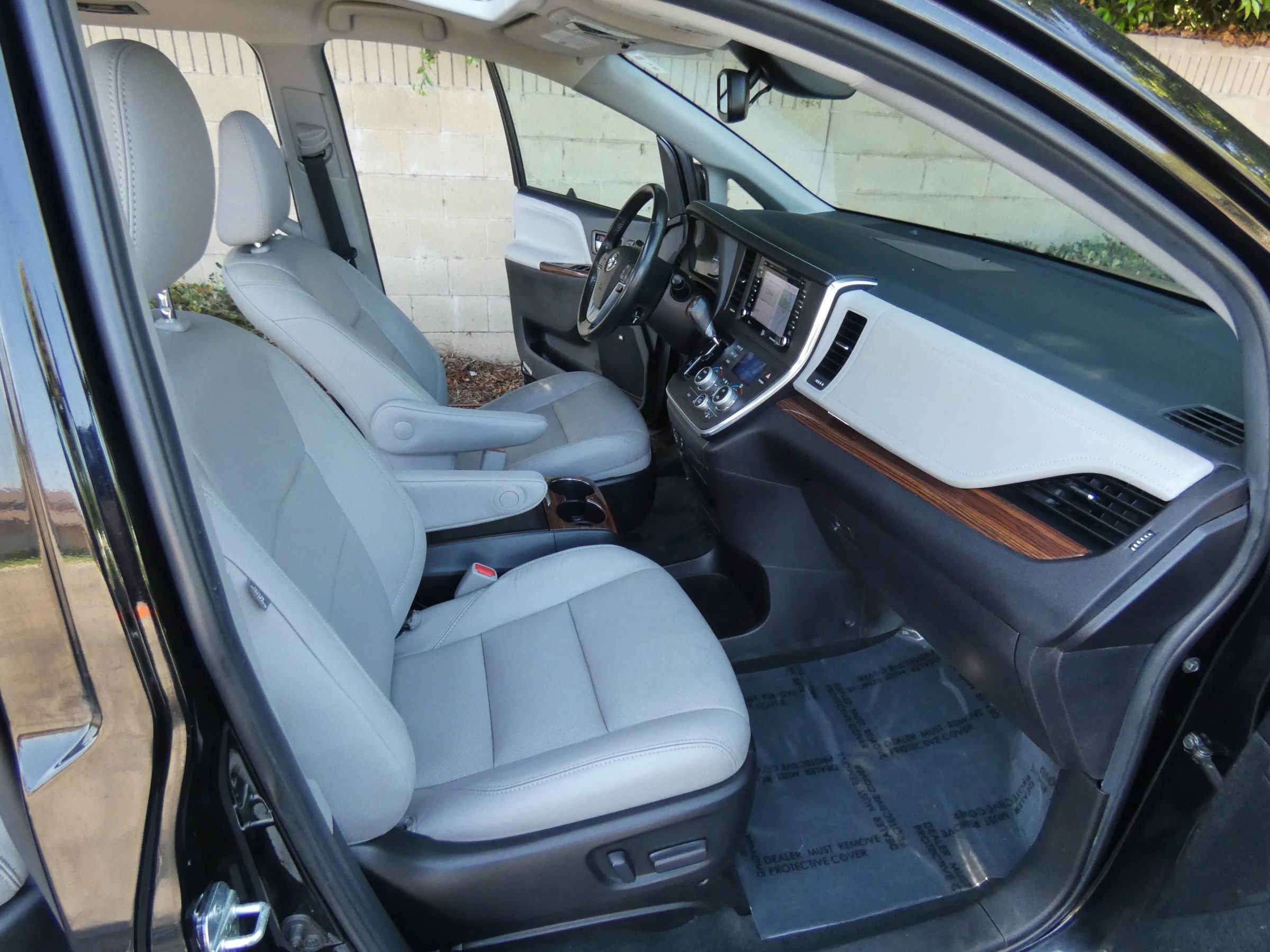 Used 2018 Toyota Sienna Limited image 26