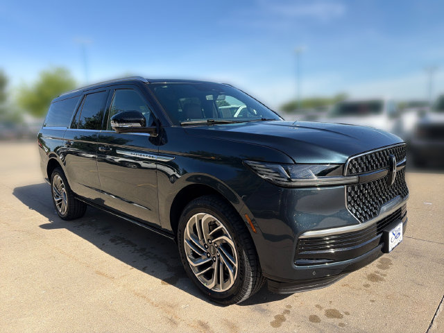 New 2026 Lincoln Navigator L Reserve AWD/4WD image 3
