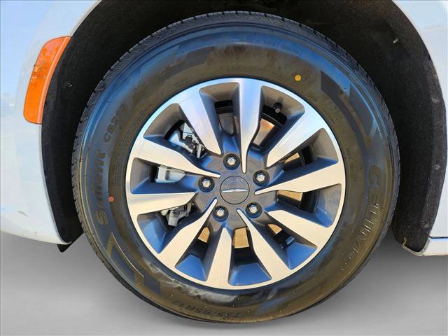 Used 2024 Chrysler Pacifica Select image 24