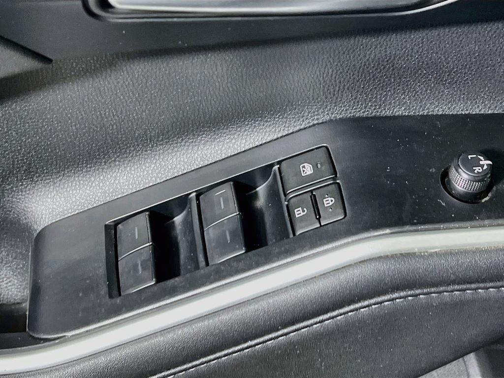 Used 2023 Toyota Highlander XLE AWD/4WD image 16