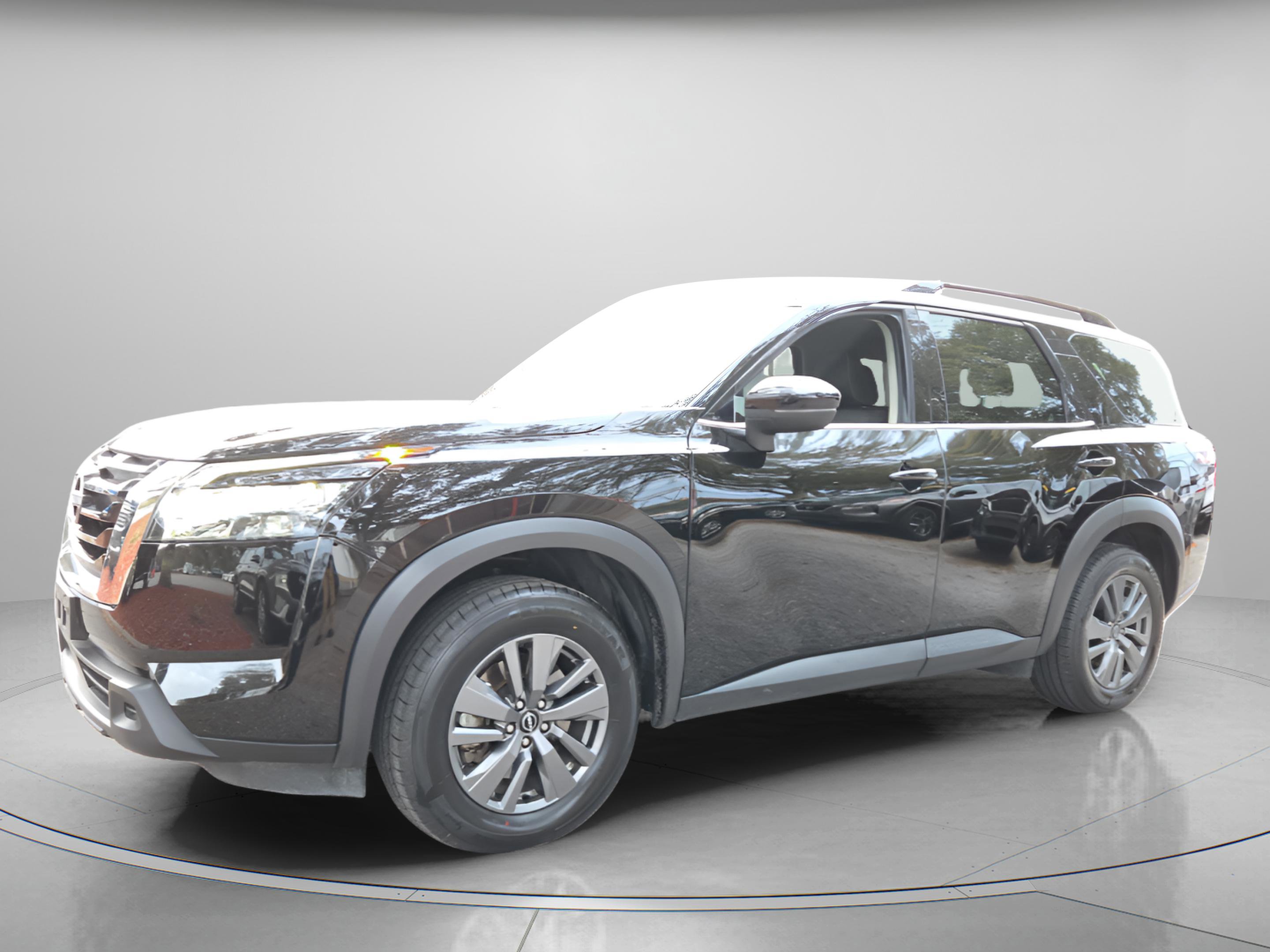 Used 2024 Nissan Pathfinder SV image 2