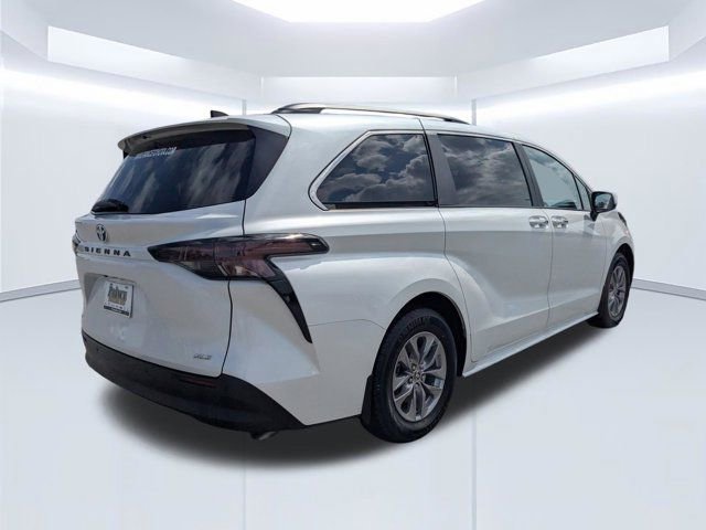 Used 2025 Toyota Sienna XLE w/ XLE Plus Package FWD image 4