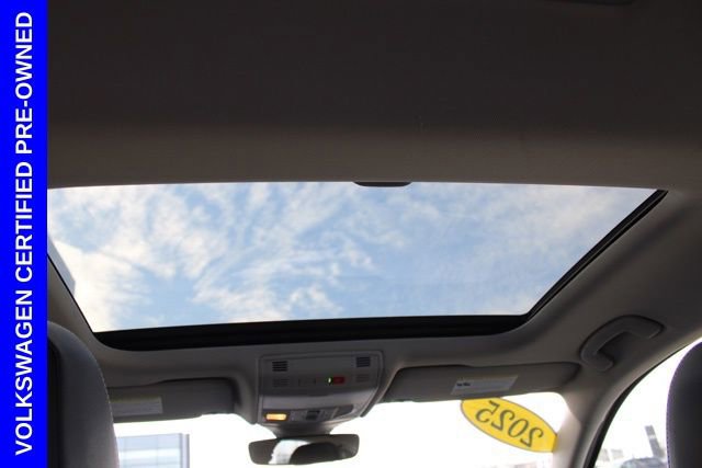 Used 2025 Volkswagen Jetta SE w/ Sunroof Package image 24