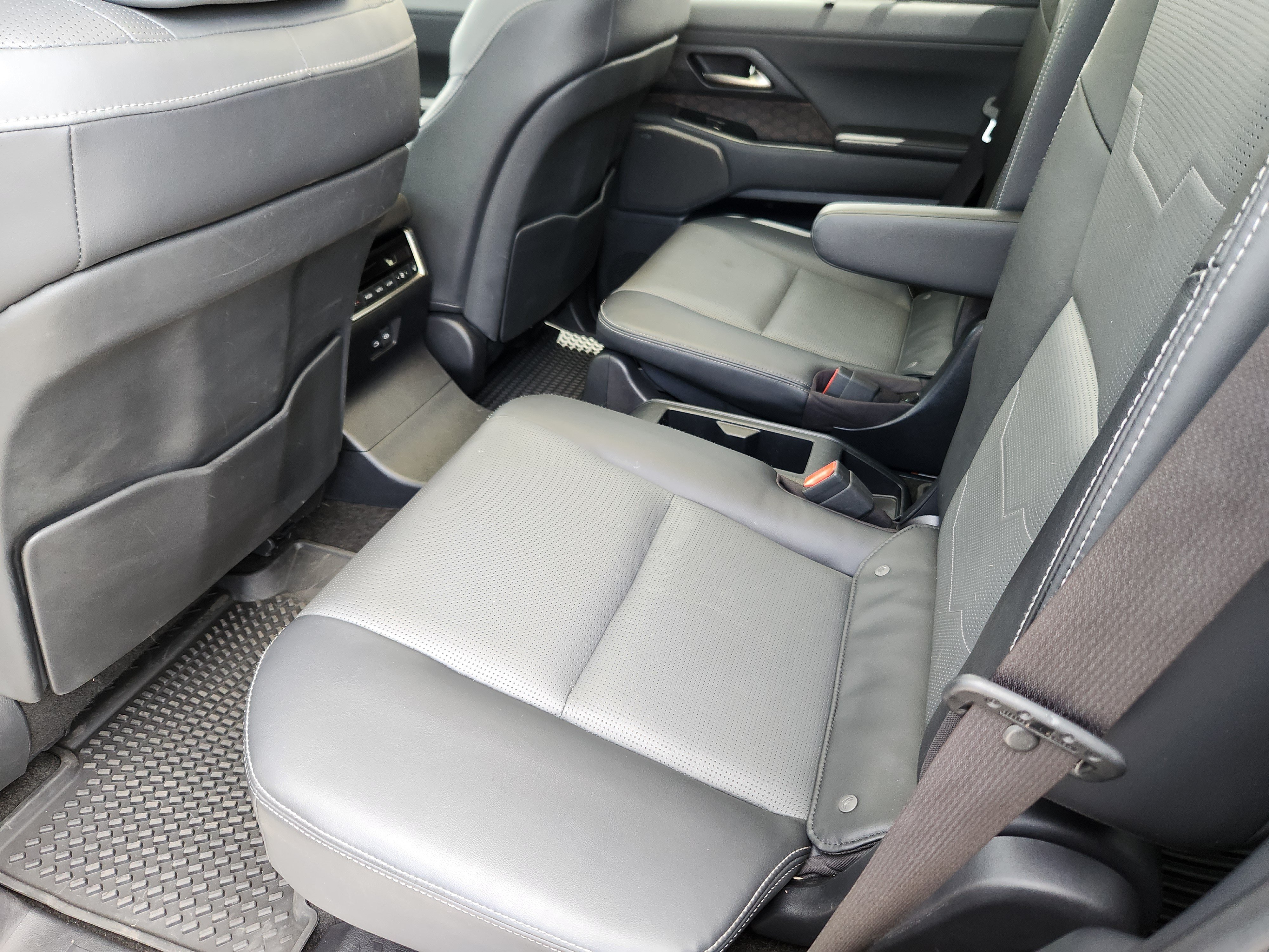 Used 2024 Lexus GX 550 w/ Cold Area Package AWD/4WD image 14