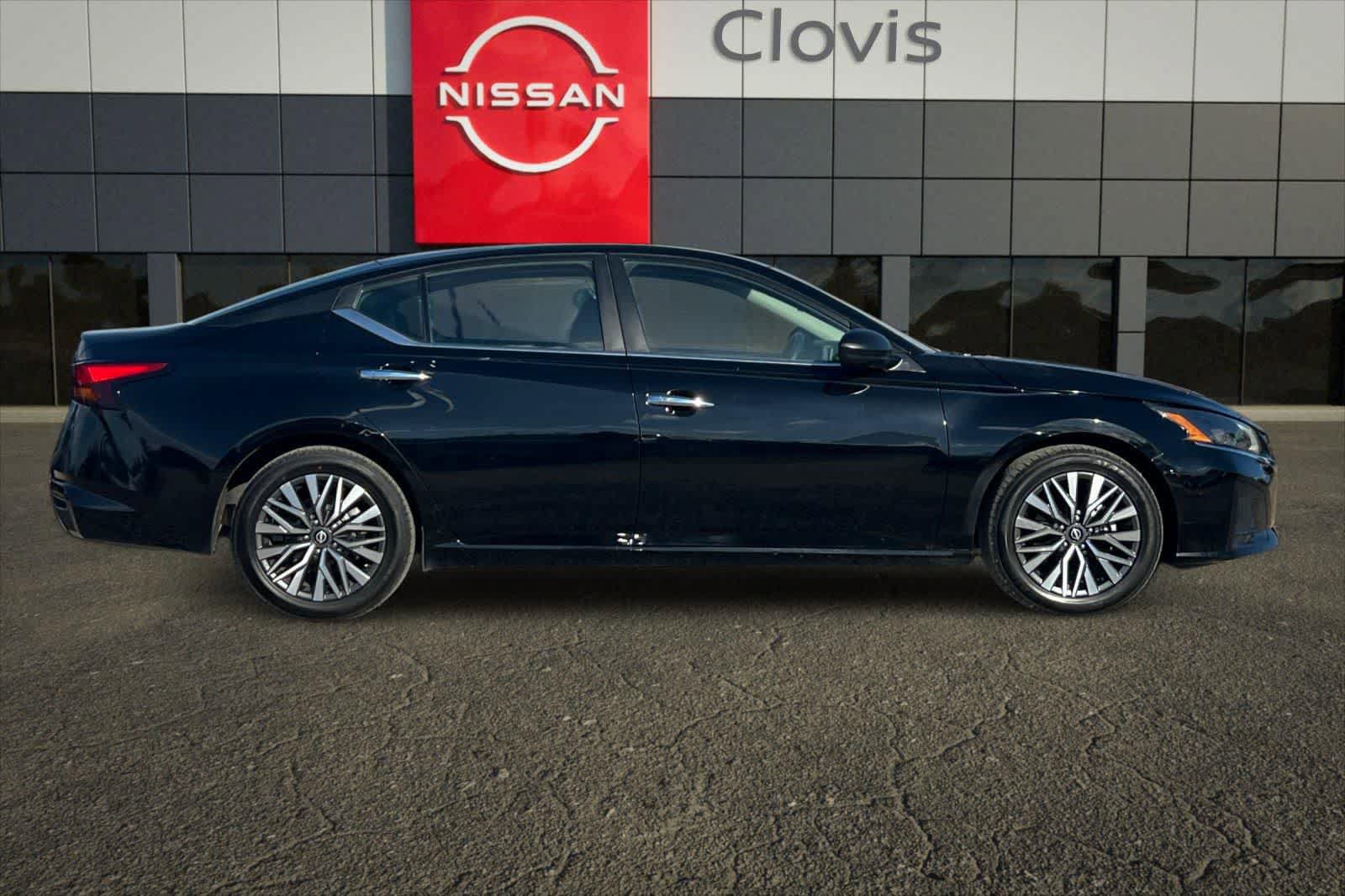 Used 2024 Nissan Altima 2.5 SV FWD image 9