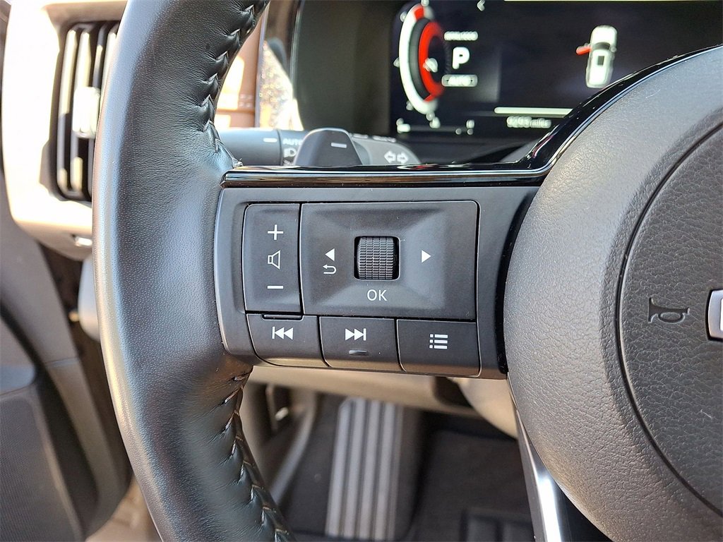 Used 2025 Nissan Pathfinder Platinum w/ Black Appearance Package image 17