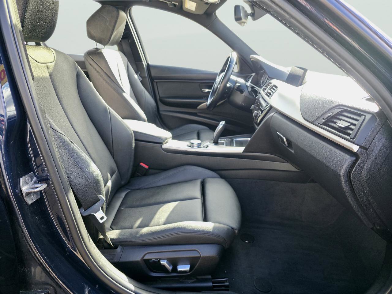 Used 2016 BMW 320i xDrive Sedan image 14