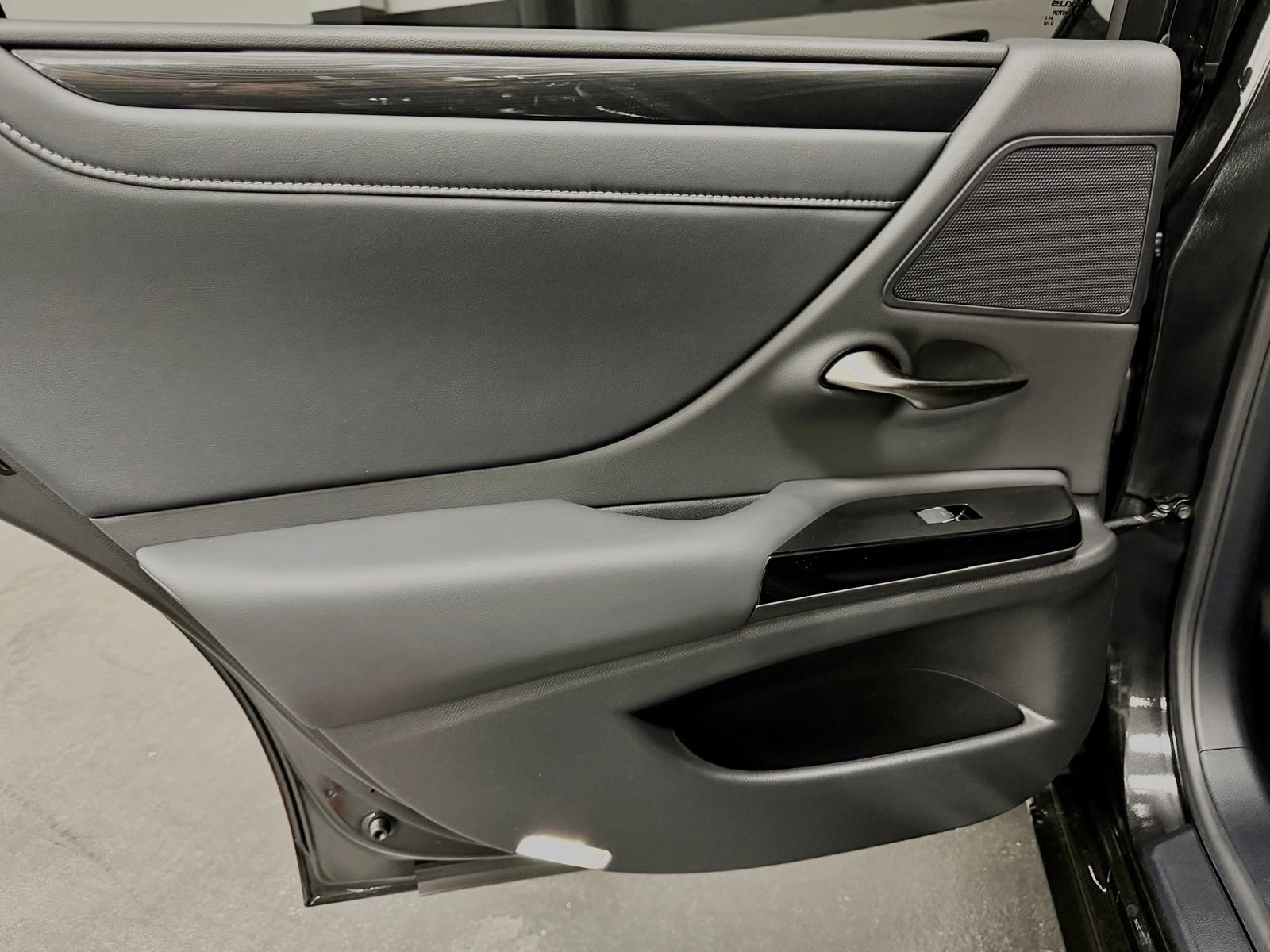 Used 2025 Lexus ES 350 w/ Accessory Package (Z1) image 35