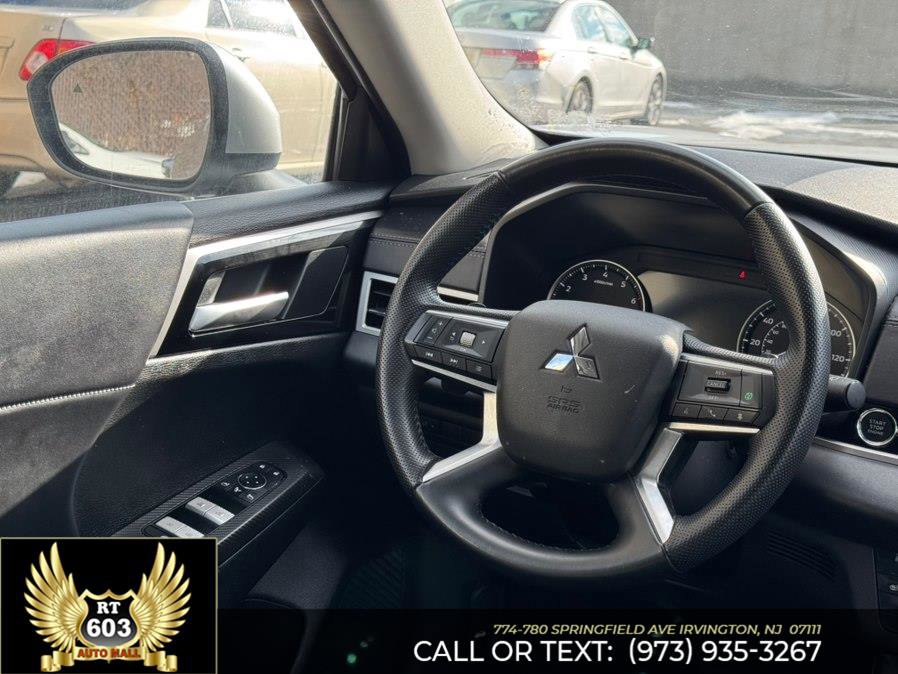 Used 2024 Mitsubishi Outlander AWD image 17