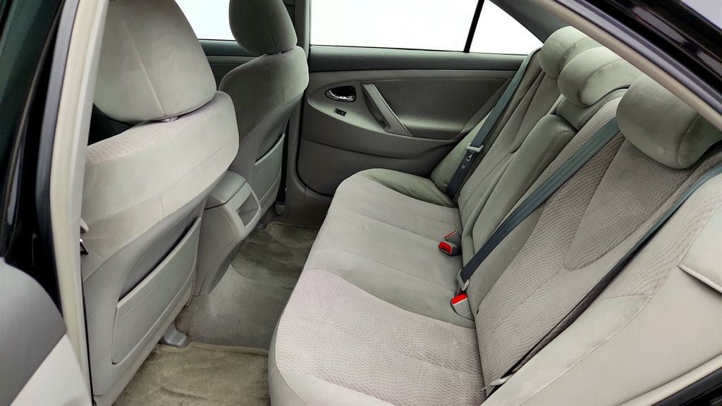 Used 2010 Toyota Camry LE FWD image 19