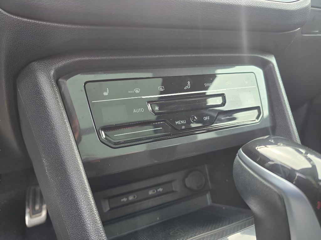 Used 2022 Volkswagen Tiguan SE R-Line image 17