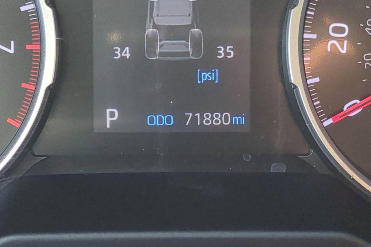 Used 2022 Toyota RAV4 XLE Premium image 15