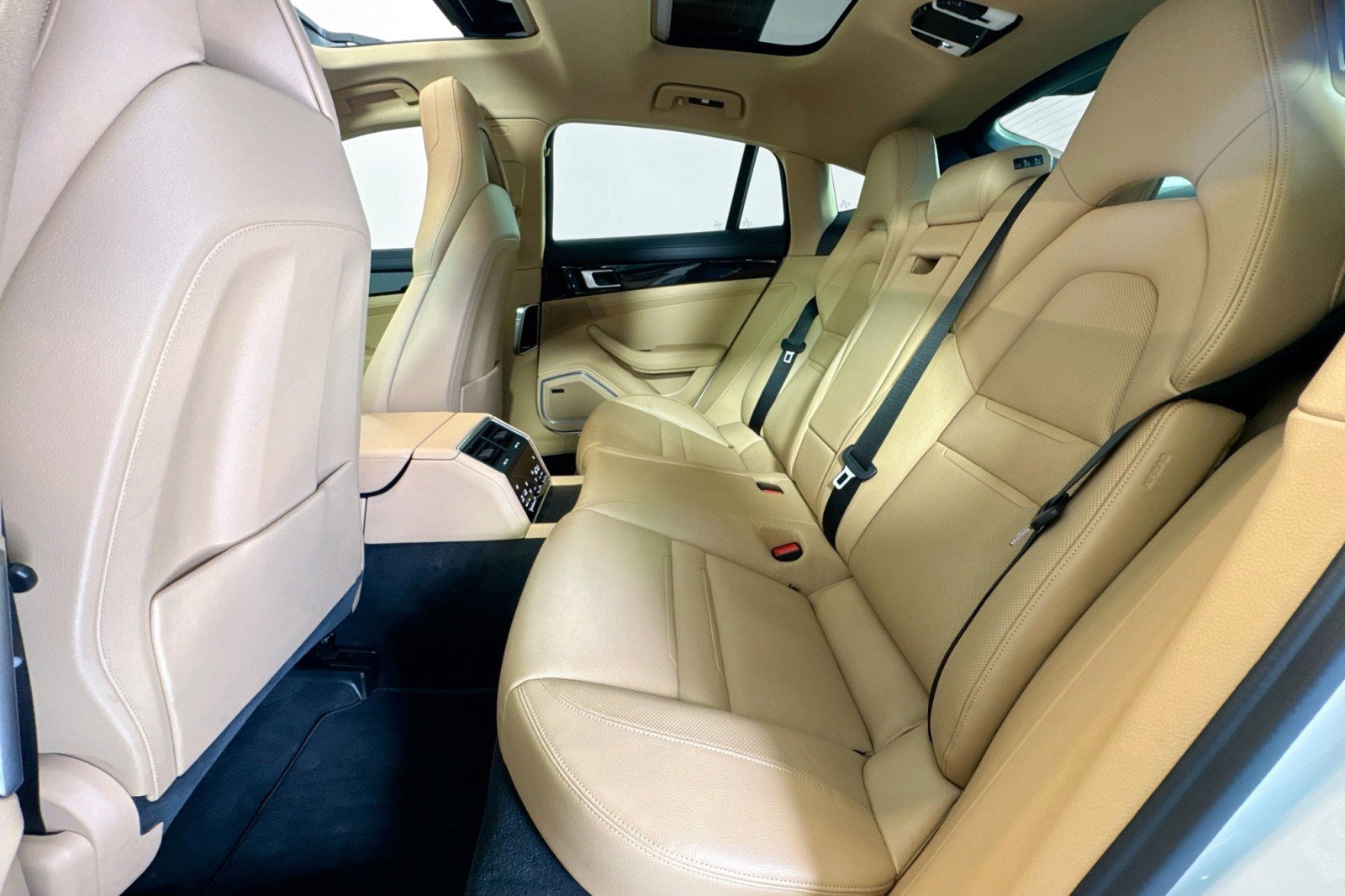 Used 2023 Porsche Panamera 4 w/ Premium Package image 23