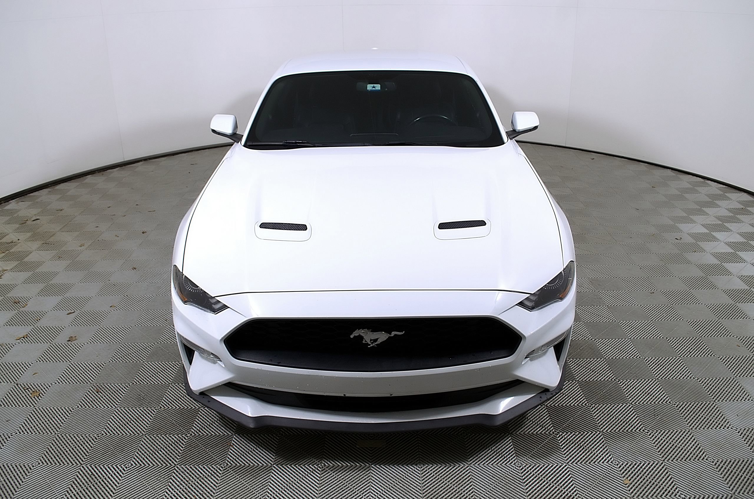 Used 2019 Ford Mustang Premium RWD image 4