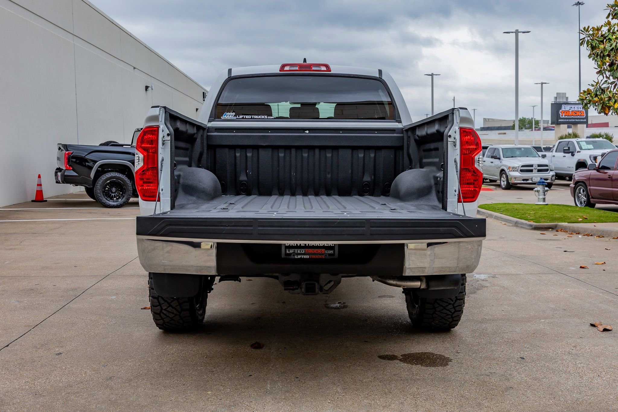 Used 2021 Toyota Tundra SR5 w/ SR5 Upgrade Package AWD/4WD image 9