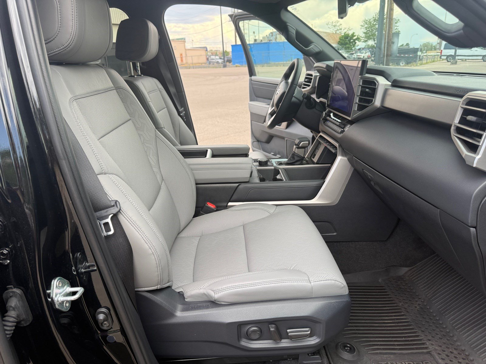 Used 2025 Toyota Tundra Limited AWD/4WD image 19