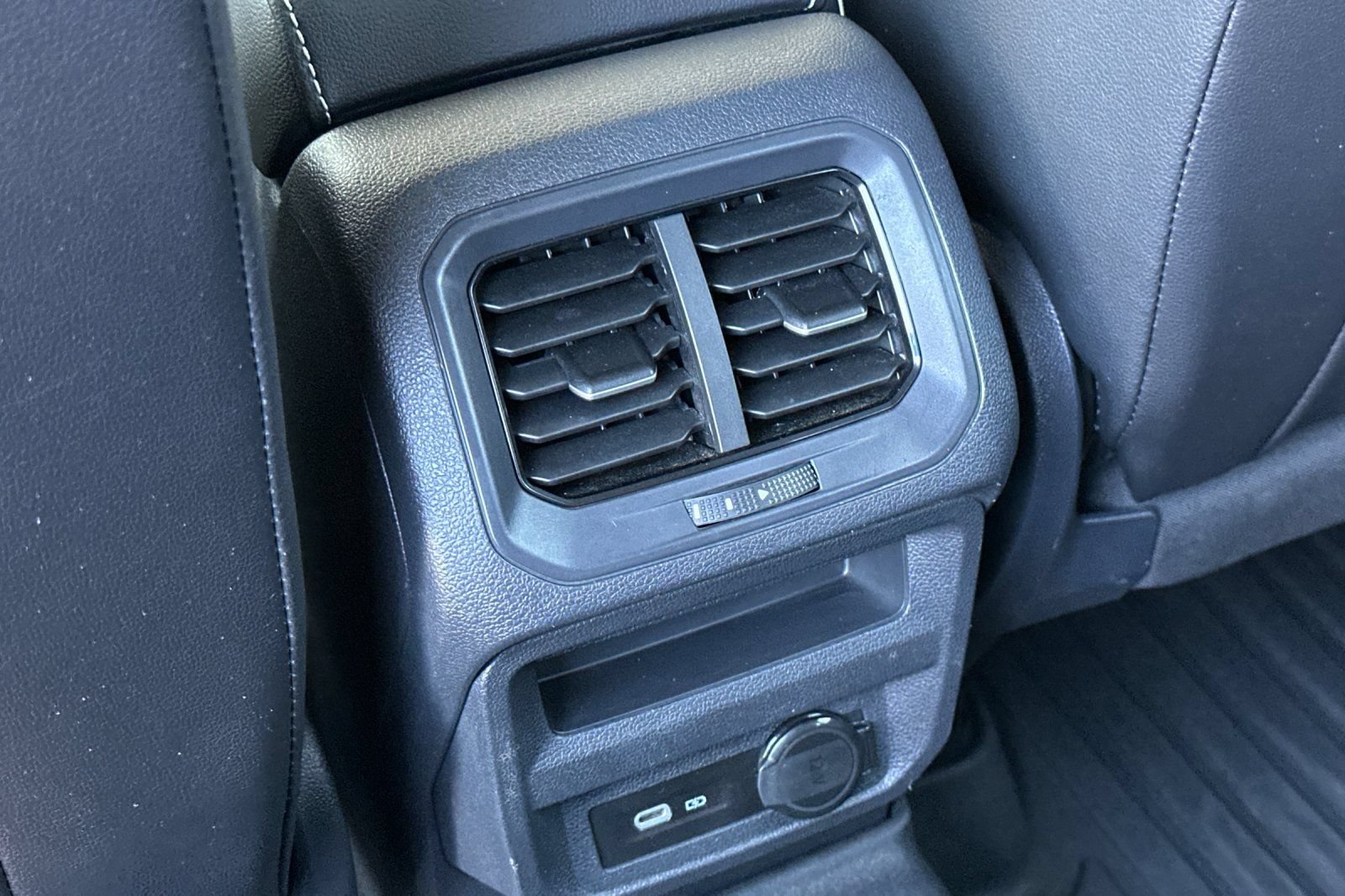 Used 2024 Volkswagen Tiguan SE AWD/4WD image 13