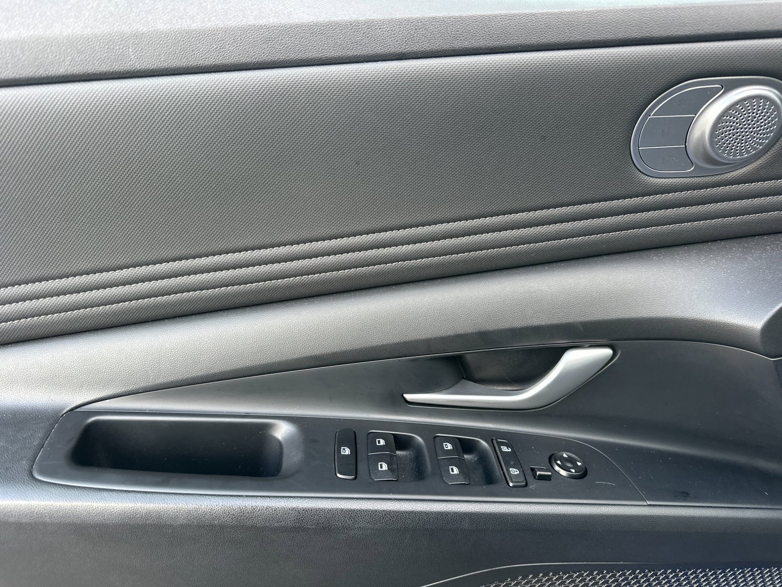 Used 2023 Hyundai Elantra Limited w/ Winter Weather Package image 11