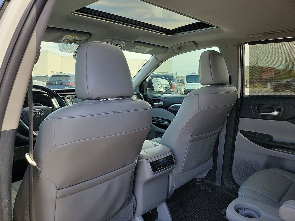 Used 2019 Toyota Highlander Limited FWD image 12