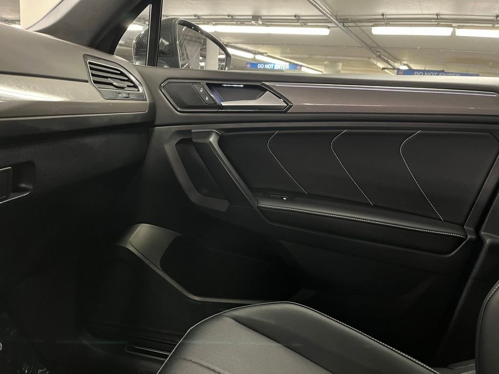 Used 2024 Volkswagen Tiguan SE R-Line image 30
