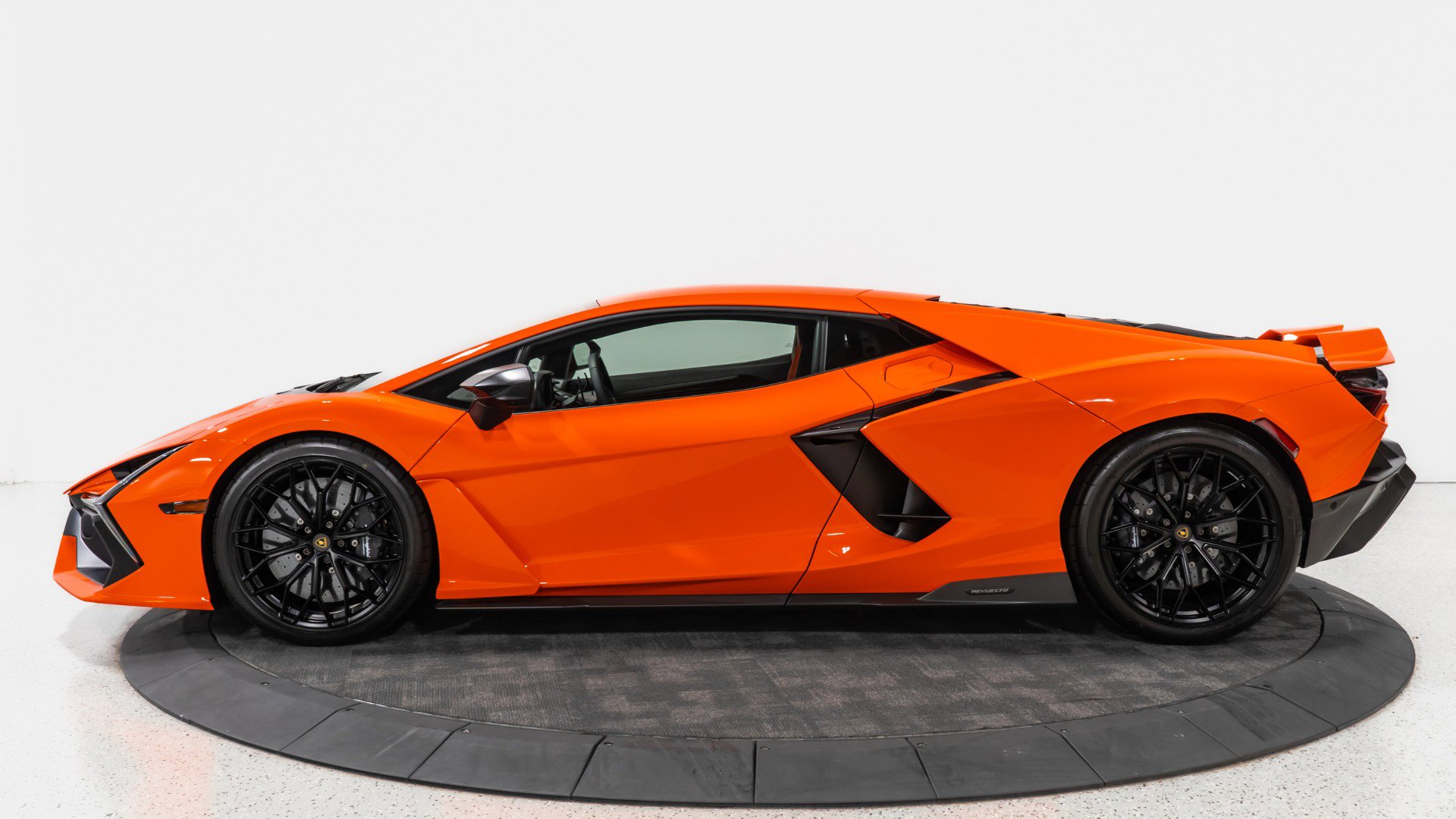 Used 2025 Lamborghini Revuelto image 4